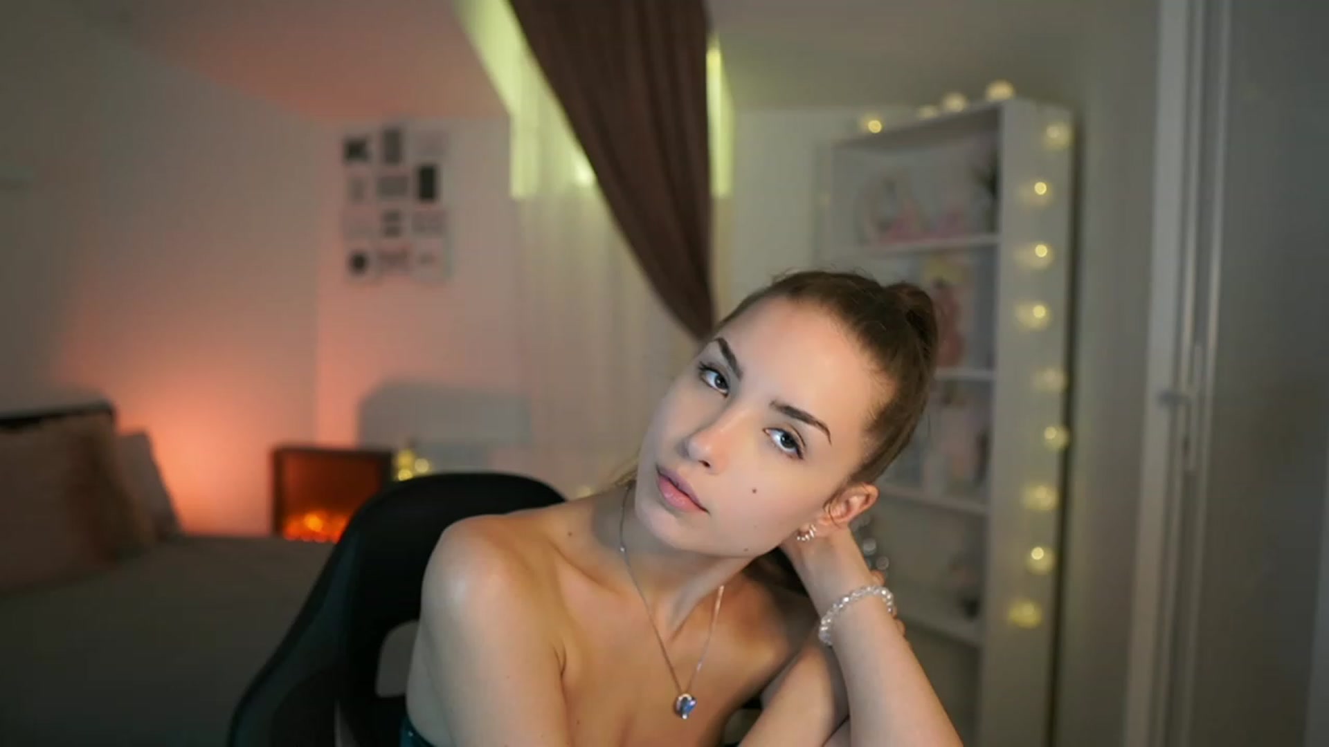 Gallery image thumbnail from Shy_jane's myfreecams stream on, 07/09/2023, 14:38 image 18 of 20