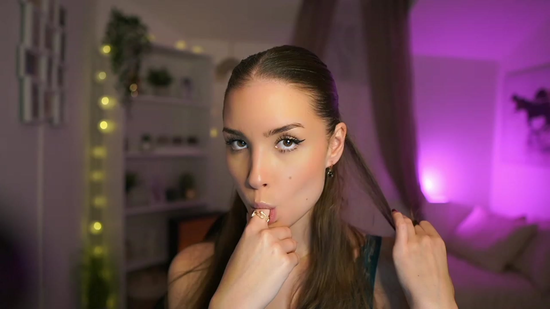 Gallery image thumbnail from Shy_jane's myfreecams stream on, 01/03/2024, 17:45 image 9 of 20