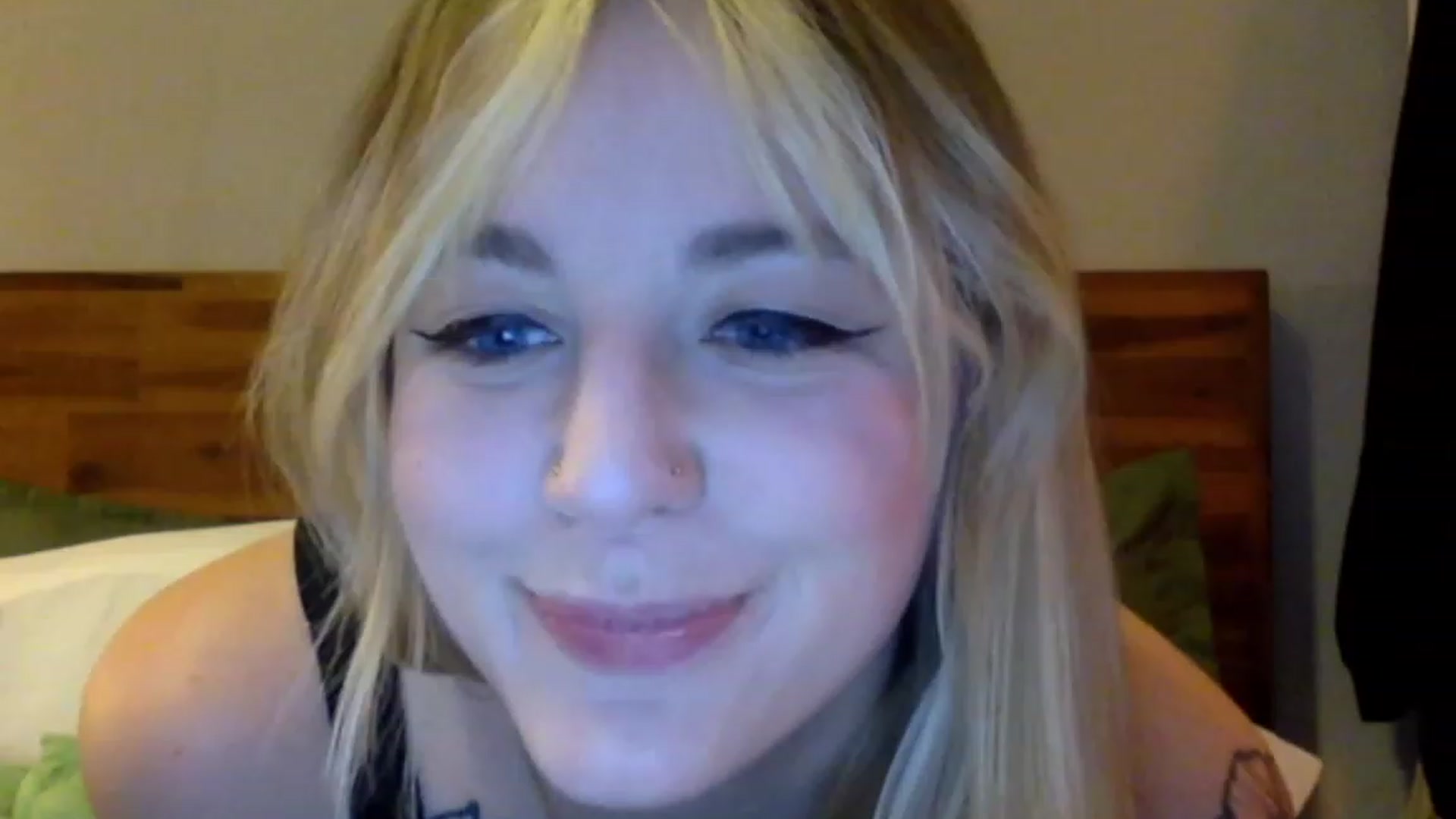 Gallery image thumbnail from Shy_sophia2's myfreecams stream on, 08/12/2023, 02:33 image 10 of 20