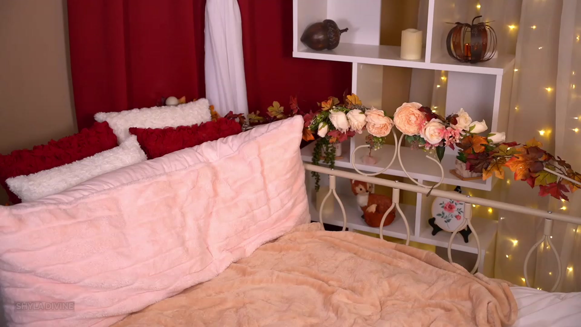 Gallery image thumbnail from ShylaDivine's myfreecams stream on, 11/23/2022, 05:03 image 14 of 20