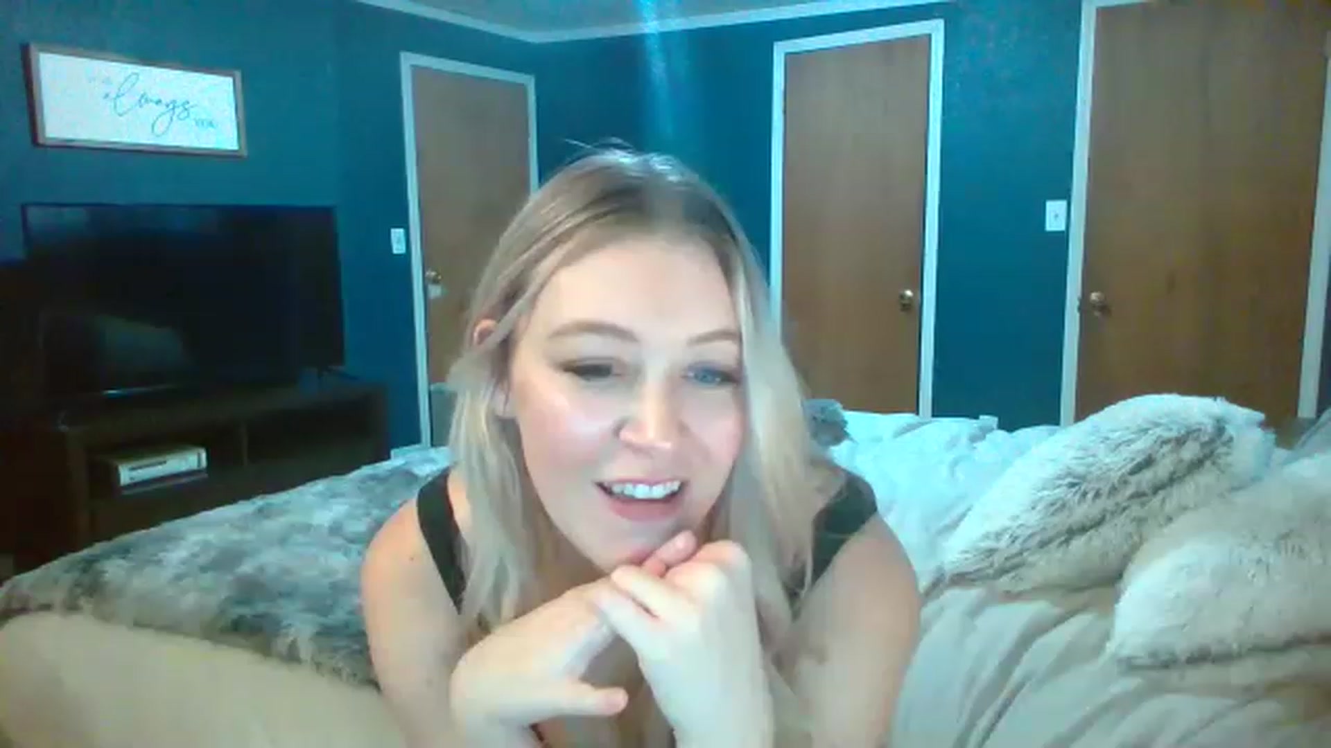 Gallery image thumbnail from ShylaMarie1's myfreecams stream on, 12/10/2022, 20:31 image 11 of 20