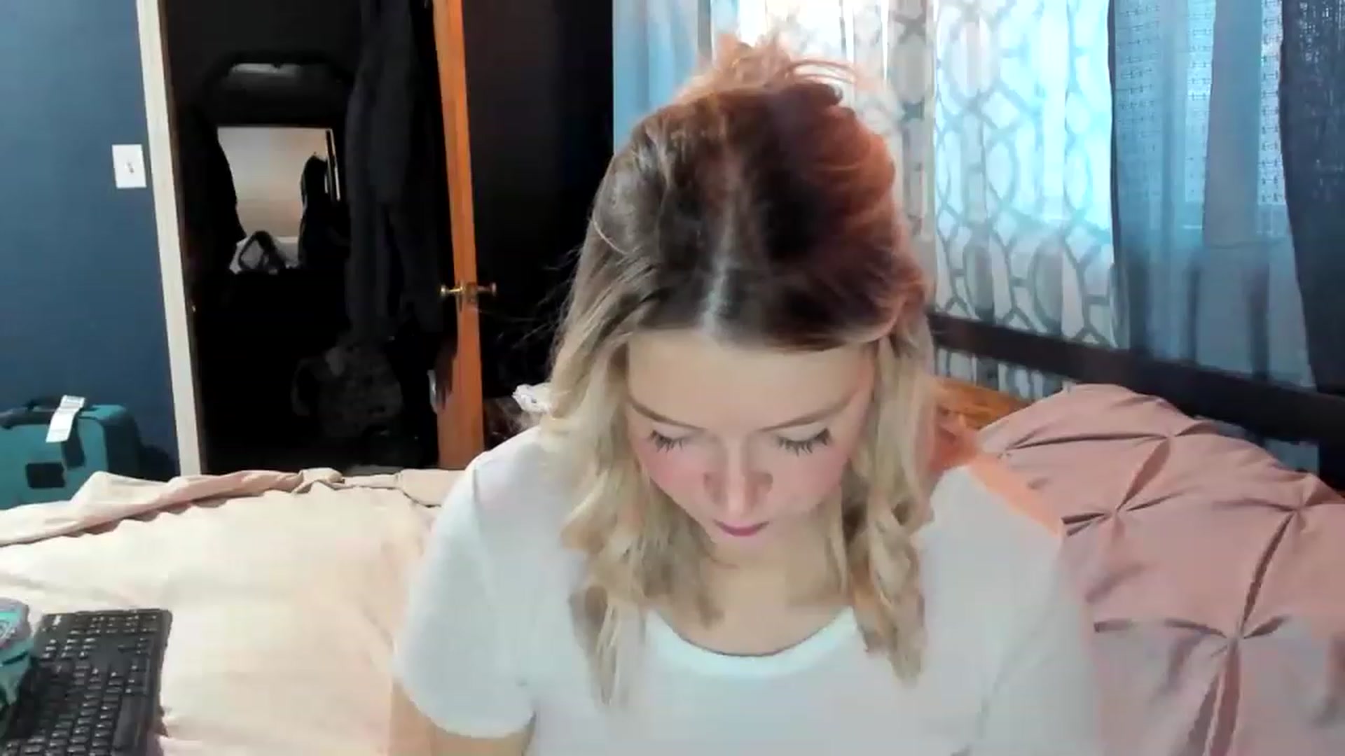 Gallery image thumbnail from ShylaMarie1's myfreecams stream on, 01/27/2023, 16:13 image 6 of 20