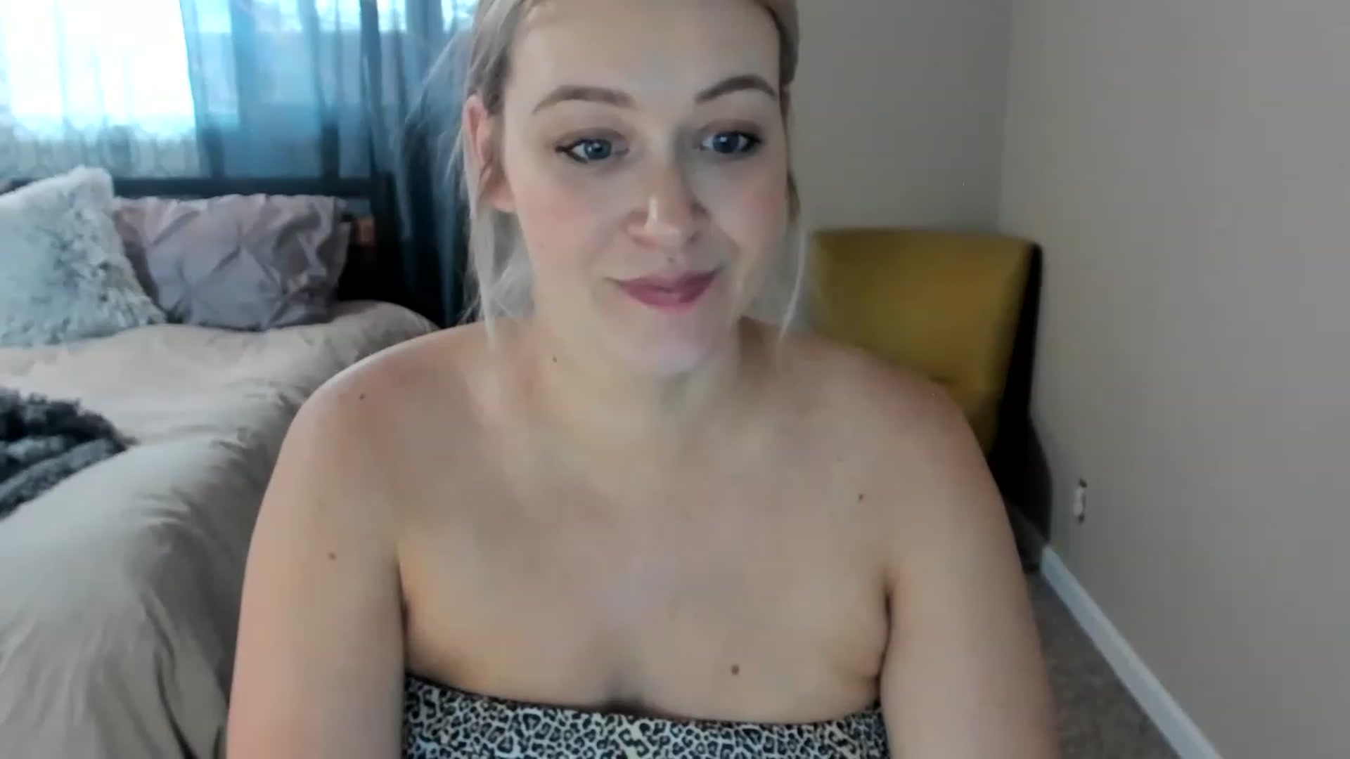 Gallery image thumbnail from ShylaMarie1's myfreecams stream on, 03/27/2023, 22:37 image 18 of 20