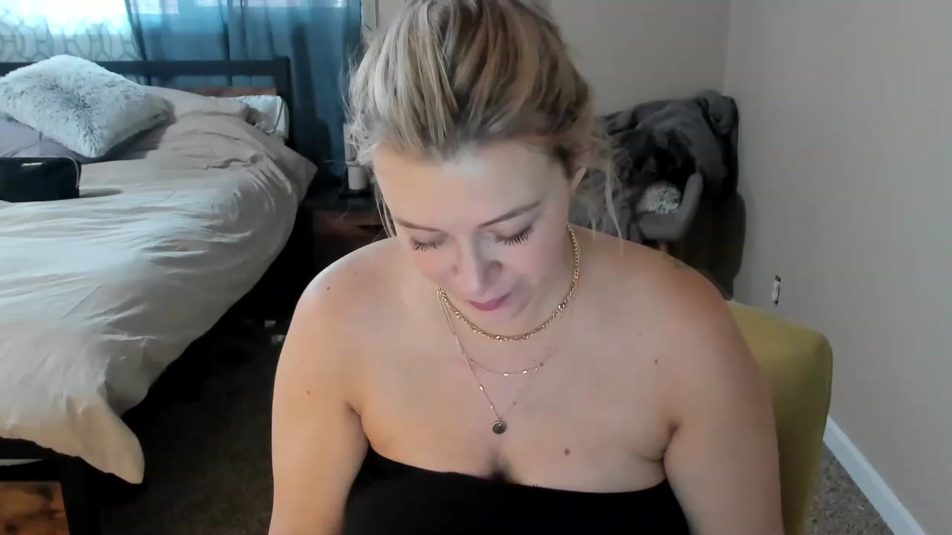 Gallery image thumbnail from ShylaMarie1's myfreecams stream on, 03/30/2023, 16:31 image 16 of 20