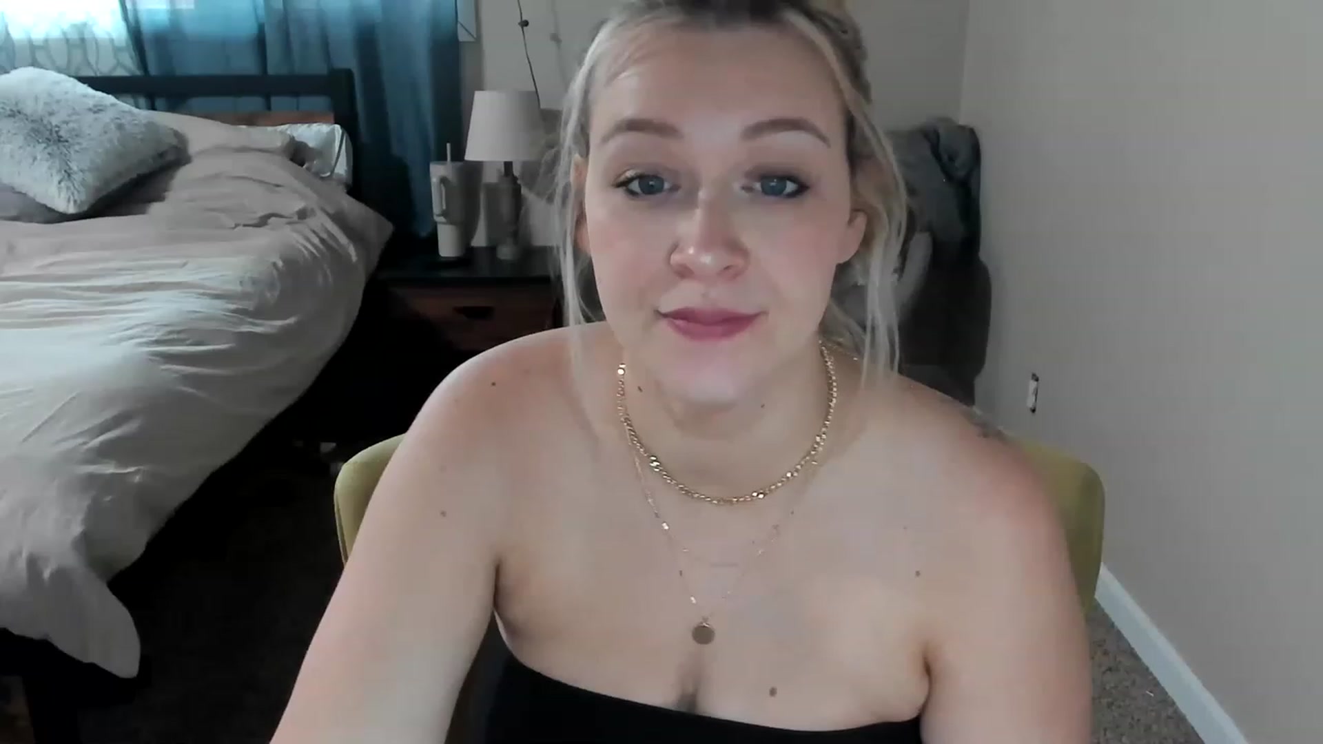 Gallery image thumbnail from ShylaMarie1's myfreecams stream on, 03/30/2023, 18:20 image 13 of 20