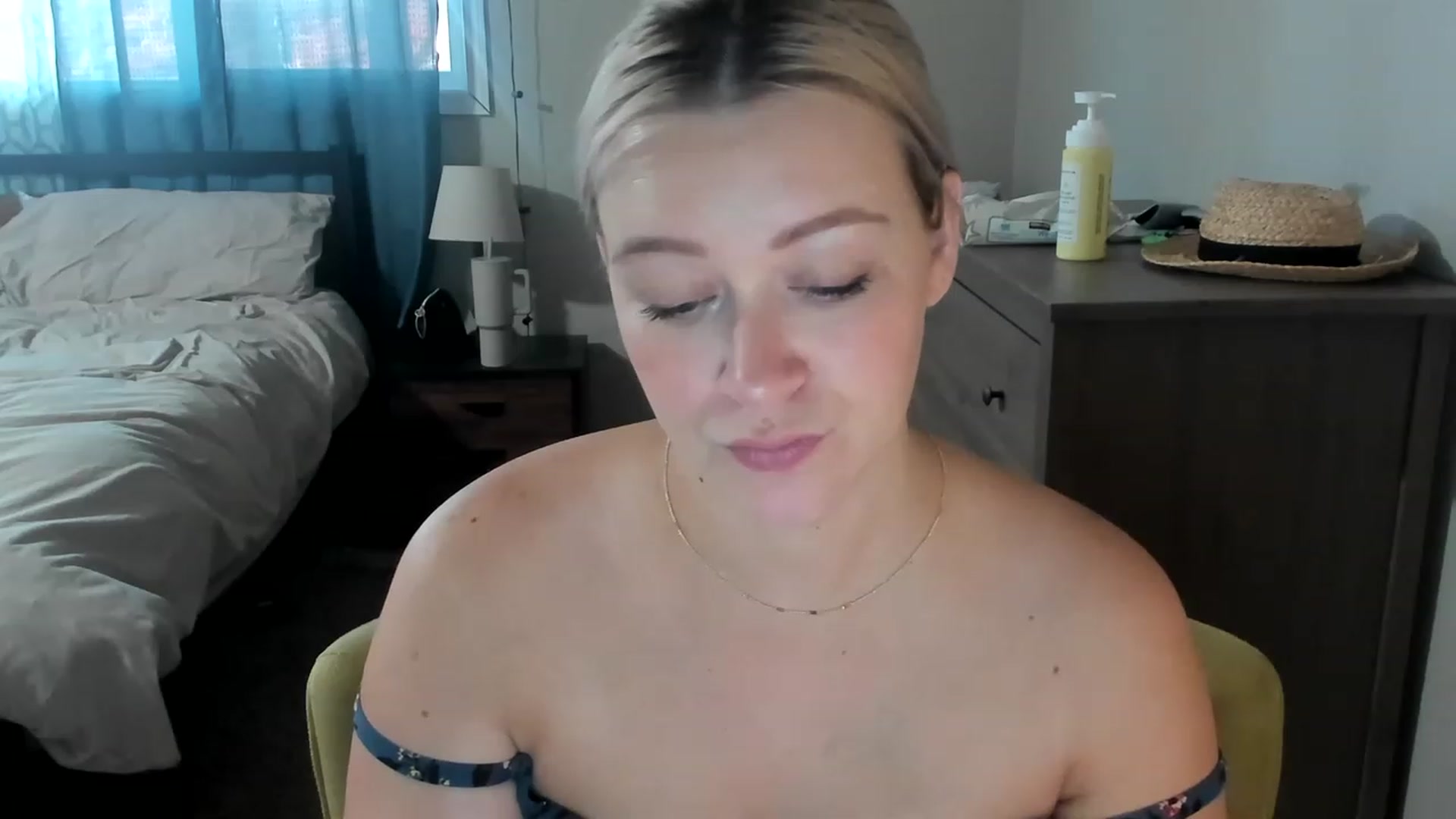 Gallery image thumbnail from ShylaMarie1's myfreecams stream on, 04/14/2023, 17:16 image 5 of 20