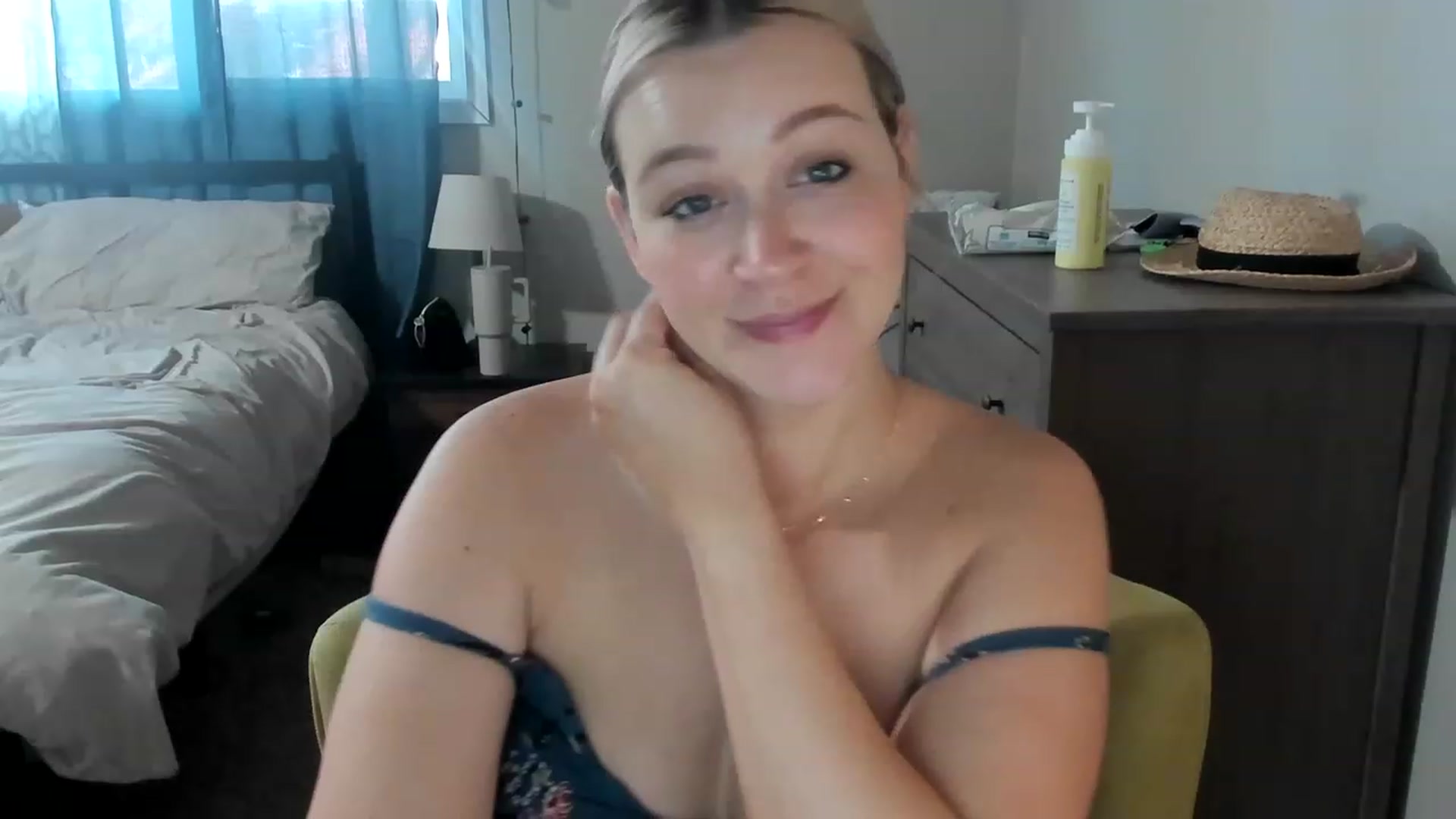 Gallery image thumbnail from ShylaMarie1's myfreecams stream on, 04/14/2023, 17:16 image 8 of 20
