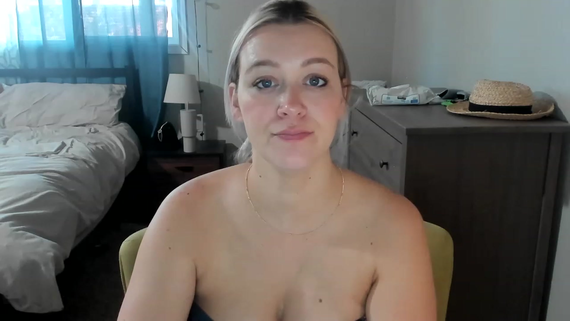 Gallery image thumbnail from ShylaMarie1's myfreecams stream on, 04/14/2023, 17:16 image 15 of 20