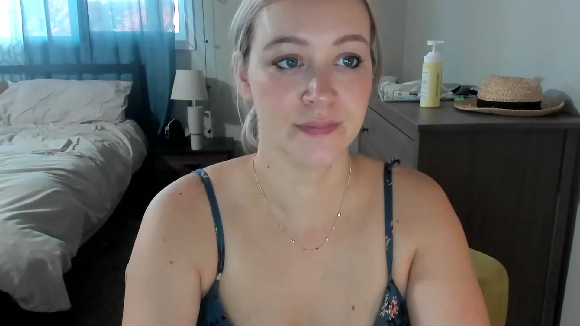 Gallery image thumbnail from ShylaMarie1's myfreecams stream on, 04/14/2023, 17:16 image 7 of 20