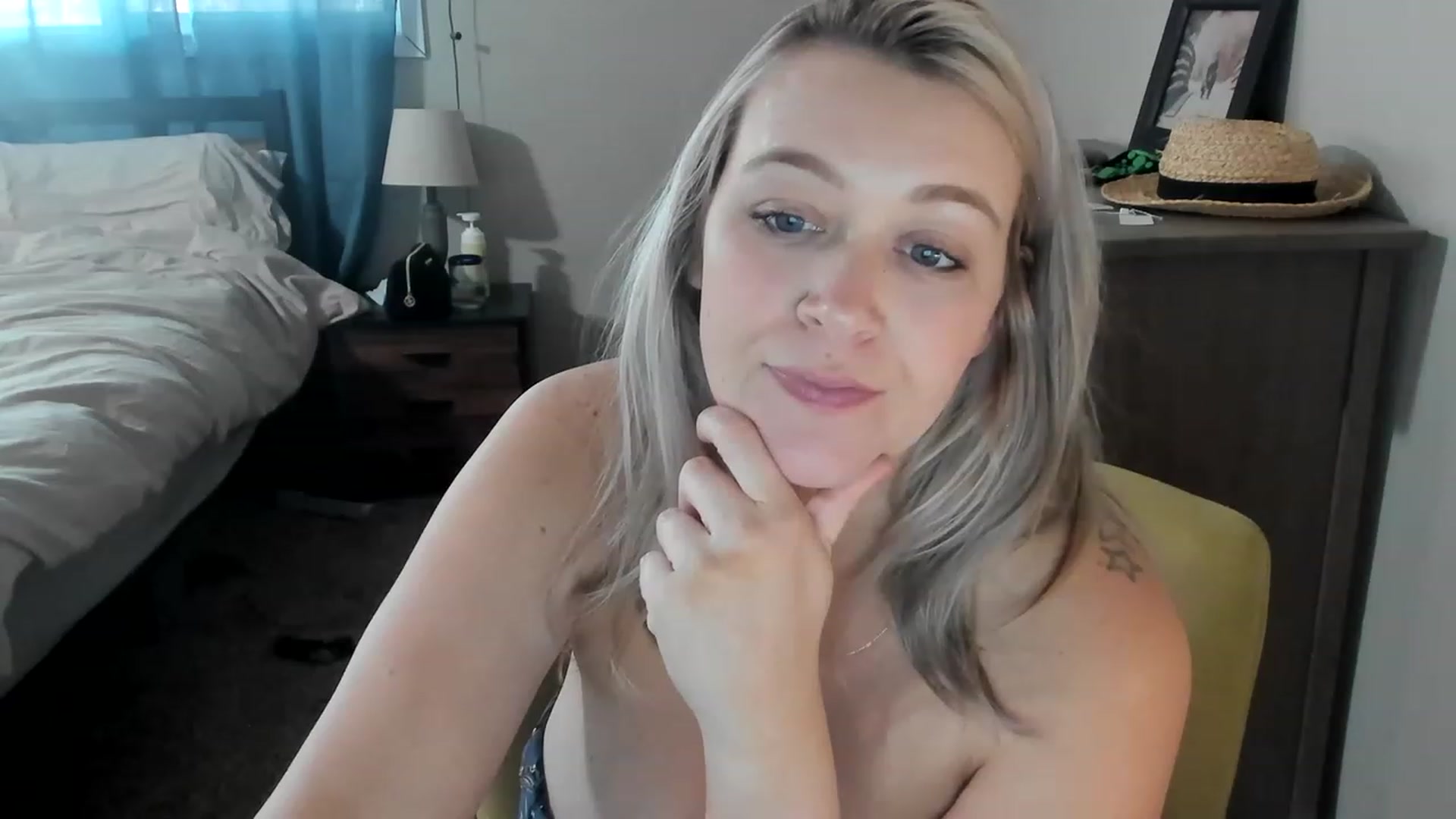 Gallery image thumbnail from ShylaMarie1's myfreecams stream on, 04/16/2023, 18:45 image 12 of 20