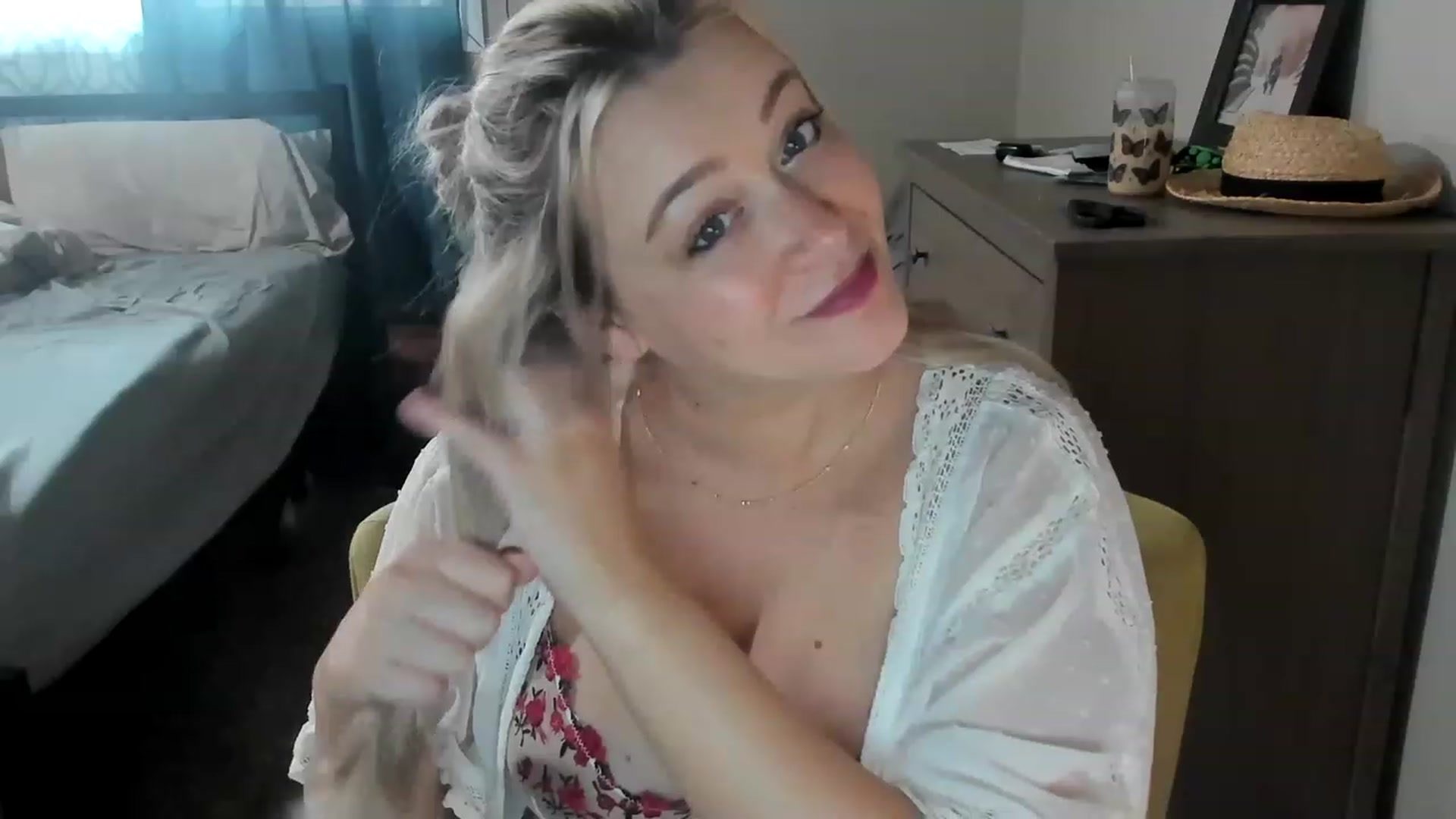 Gallery image thumbnail from ShylaMarie1's myfreecams stream on, 04/17/2023, 17:08 image 15 of 20