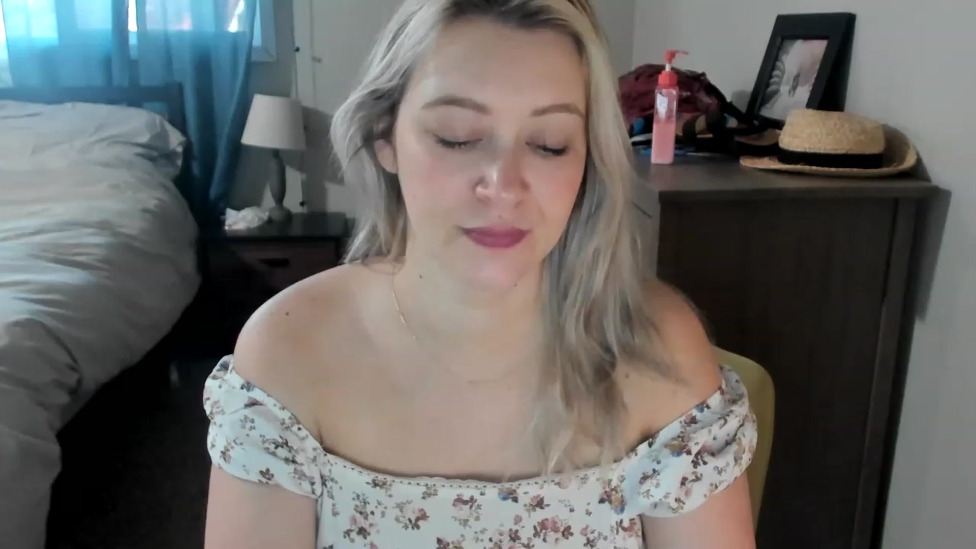 Gallery image thumbnail from ShylaMarie1's myfreecams stream on, 04/20/2023, 17:15 image 8 of 20