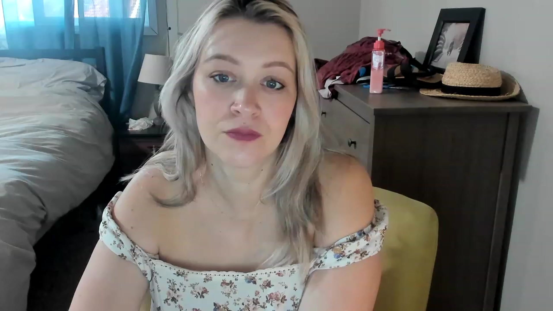 Gallery image thumbnail from ShylaMarie1's myfreecams stream on, 04/20/2023, 17:15 image 11 of 20