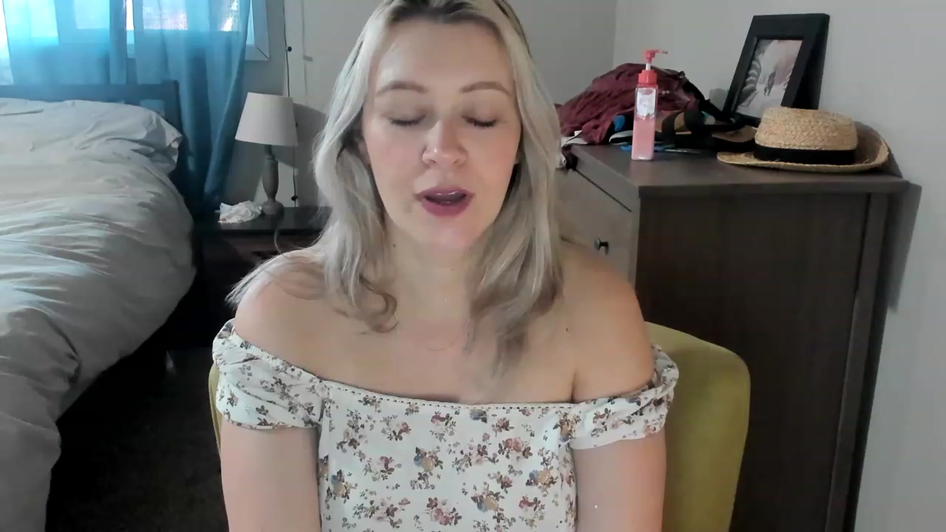Gallery image thumbnail from ShylaMarie1's myfreecams stream on, 04/20/2023, 17:15 image 6 of 20