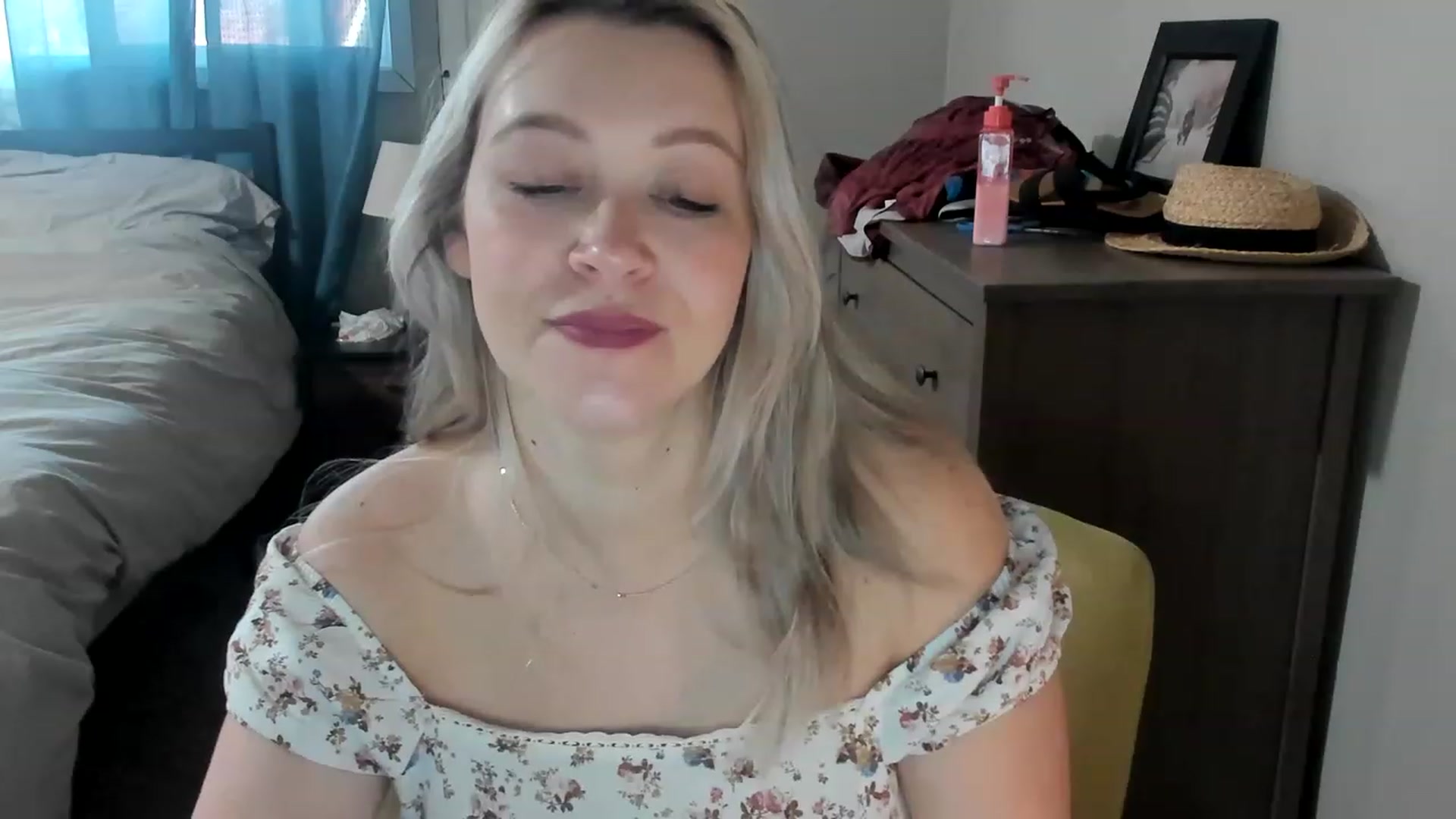 Gallery image thumbnail from ShylaMarie1's myfreecams stream on, 04/20/2023, 17:15 image 10 of 20