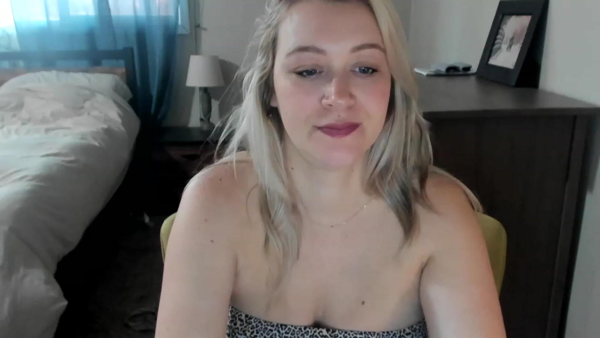 Gallery image thumbnail from ShylaMarie1's myfreecams stream on, 04/23/2023, 17:22 image 17 of 20