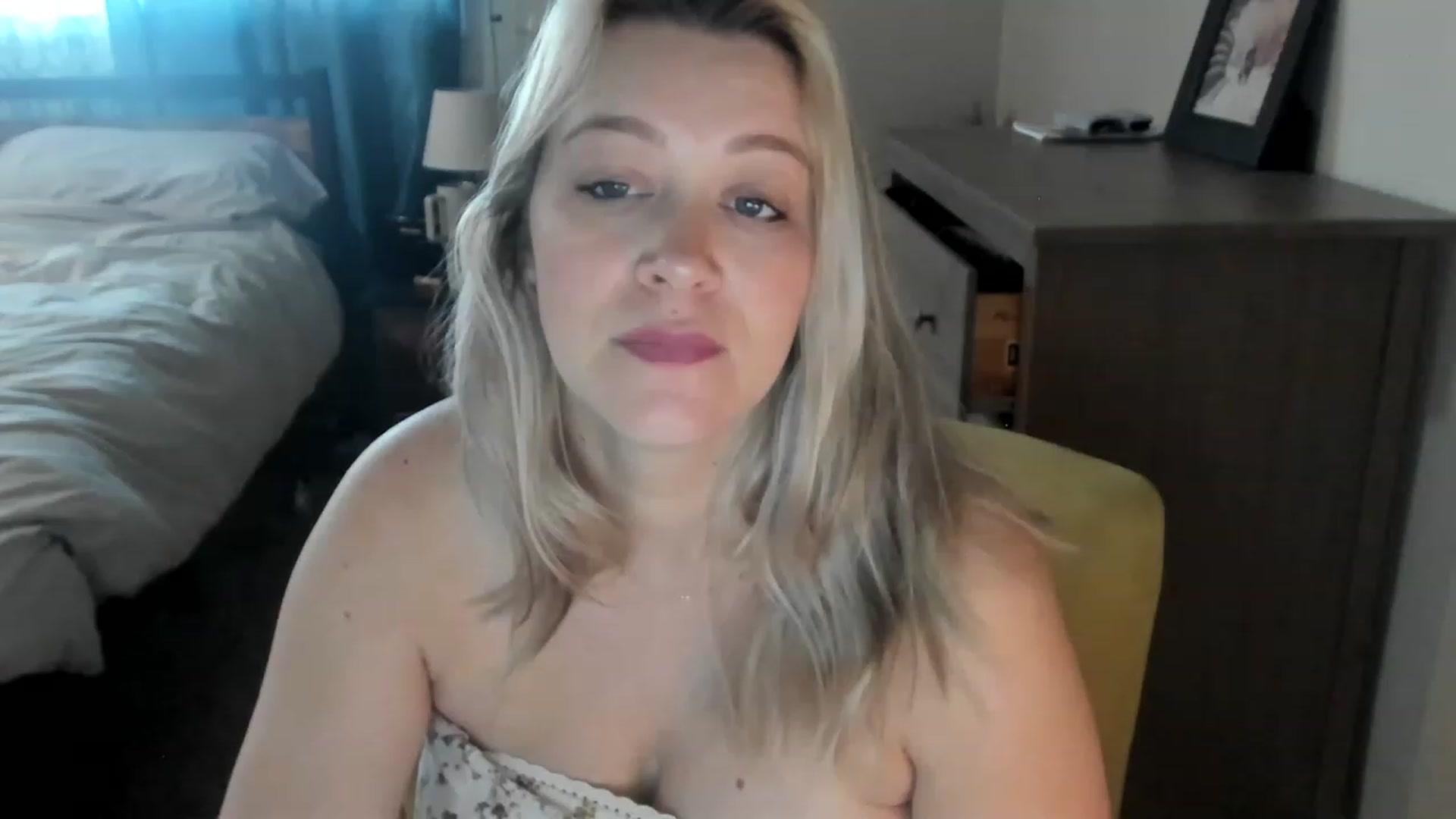 Gallery image thumbnail from ShylaMarie1's myfreecams stream on, 04/24/2023, 17:14 image 16 of 20