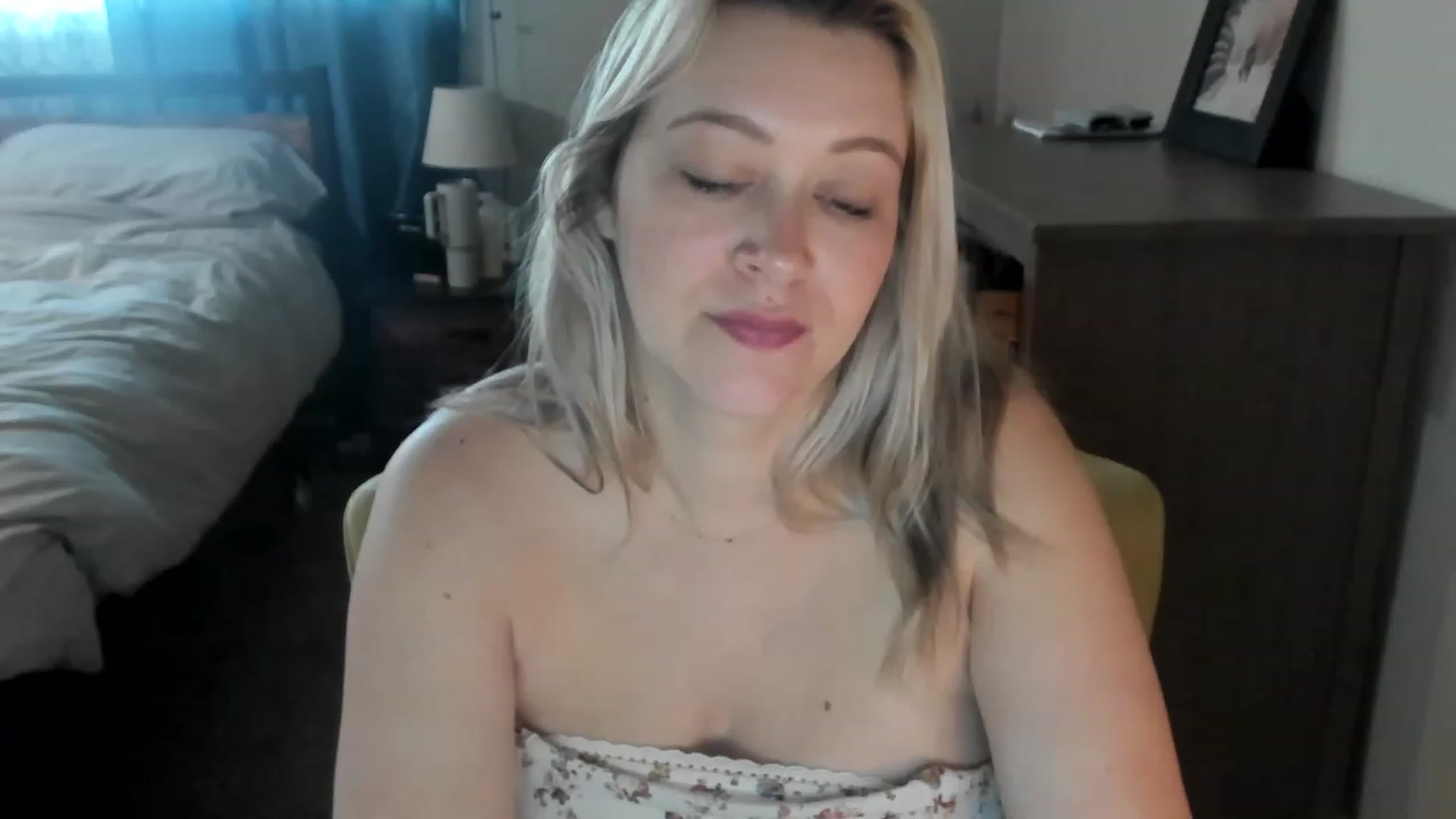 Gallery image thumbnail from ShylaMarie1's myfreecams stream on, 04/24/2023, 17:14 image 15 of 20
