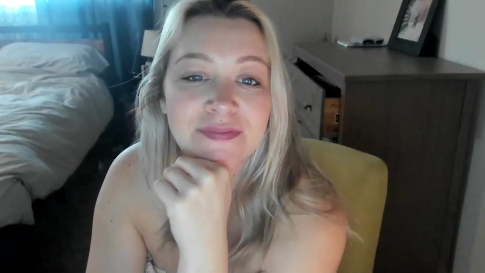 Gallery image thumbnail from ShylaMarie1's myfreecams stream on, 04/24/2023, 17:14 image 8 of 20
