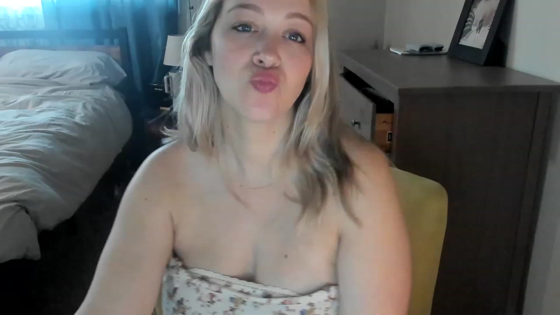 Gallery image thumbnail from ShylaMarie1's myfreecams stream on, 04/24/2023, 17:14 image 2 of 20