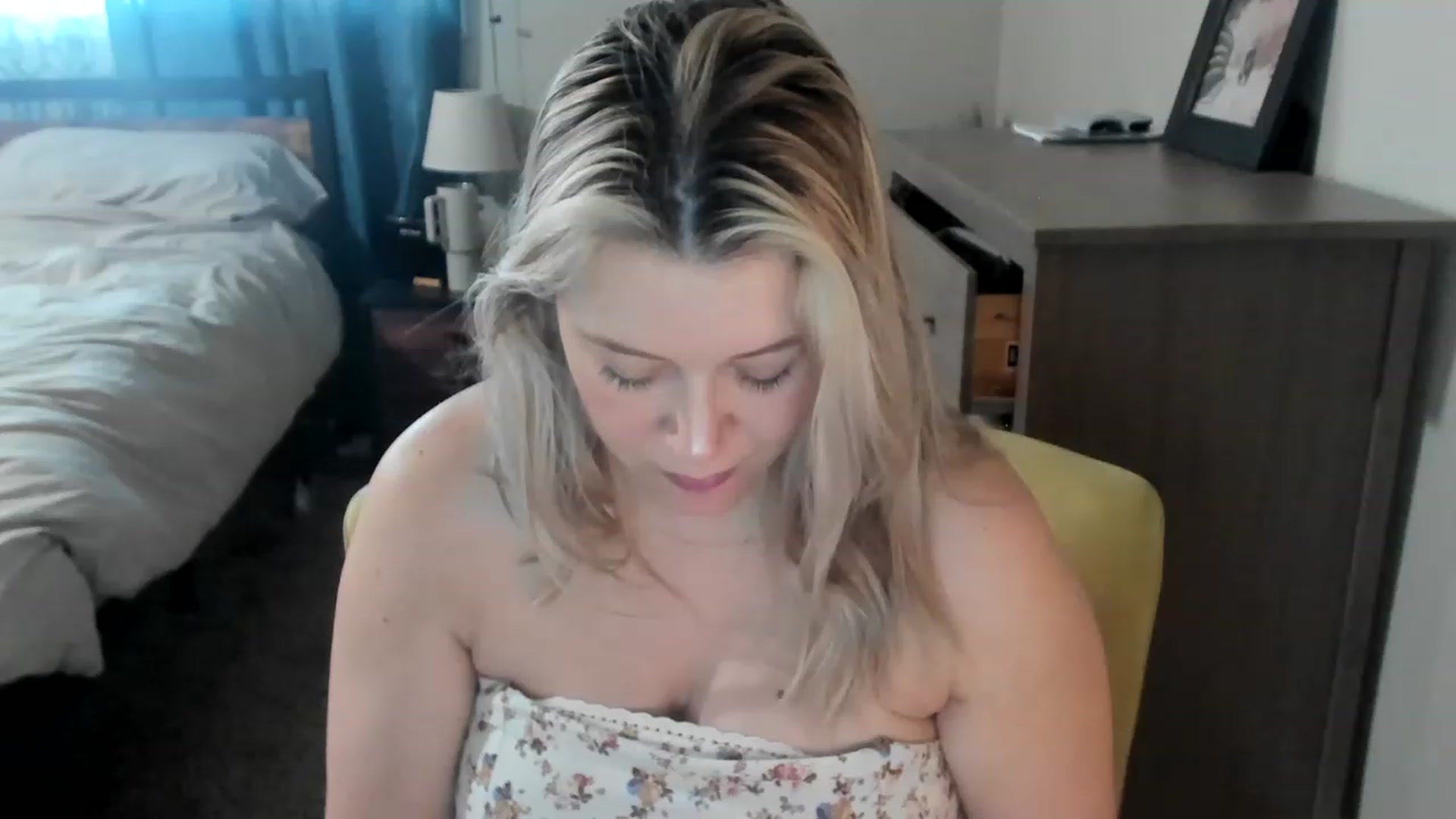 Gallery image thumbnail from ShylaMarie1's myfreecams stream on, 04/24/2023, 17:14 image 6 of 20