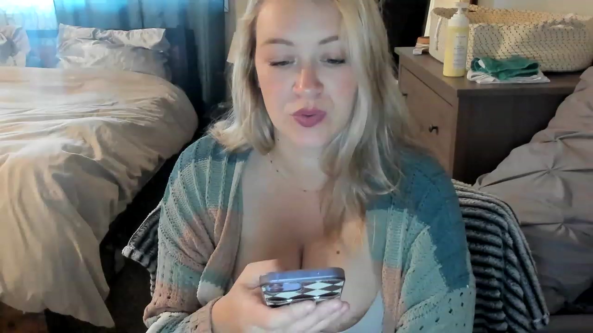 Gallery image thumbnail from ShylaMarie1's myfreecams stream on, 06/04/2023, 16:33 image 9 of 20