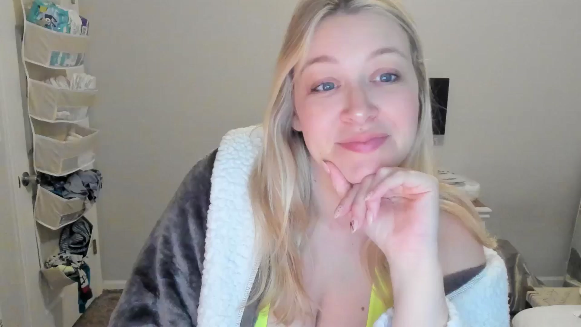 Gallery image thumbnail from ShylaMarie1's myfreecams stream on, 12/26/2025, 19:16 image 17 of 20