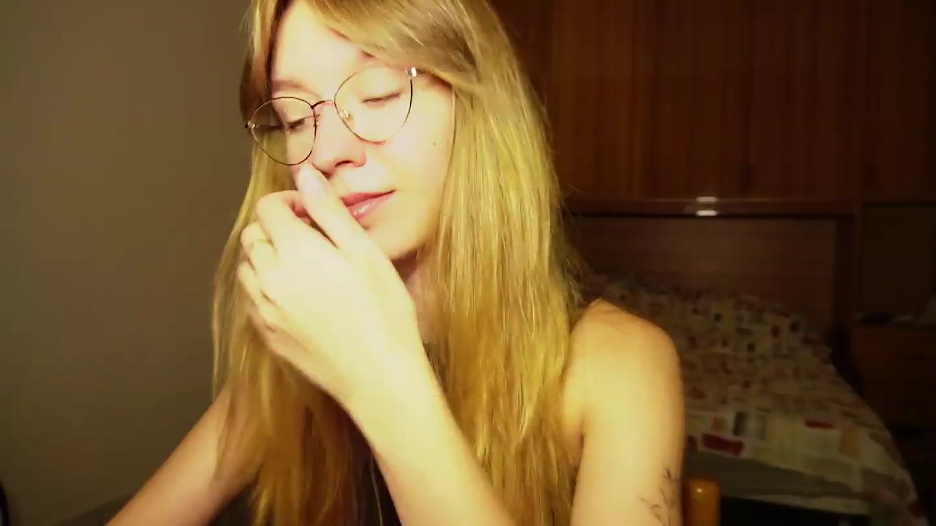 Gallery image thumbnail from Sia_A's myfreecams stream on, 09/10/2026, 24:48 image 16 of 20