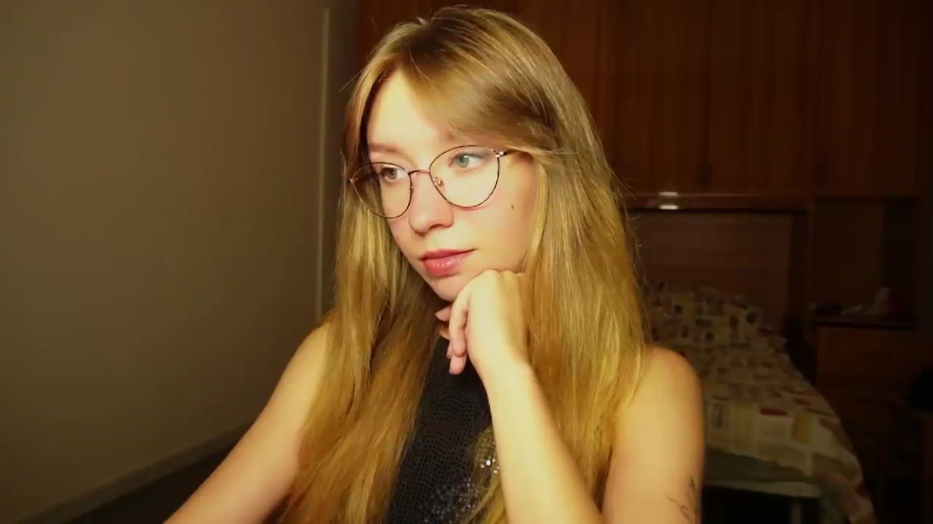 Gallery image thumbnail from Sia_A's myfreecams stream on, 09/10/2026, 24:48 image 4 of 20