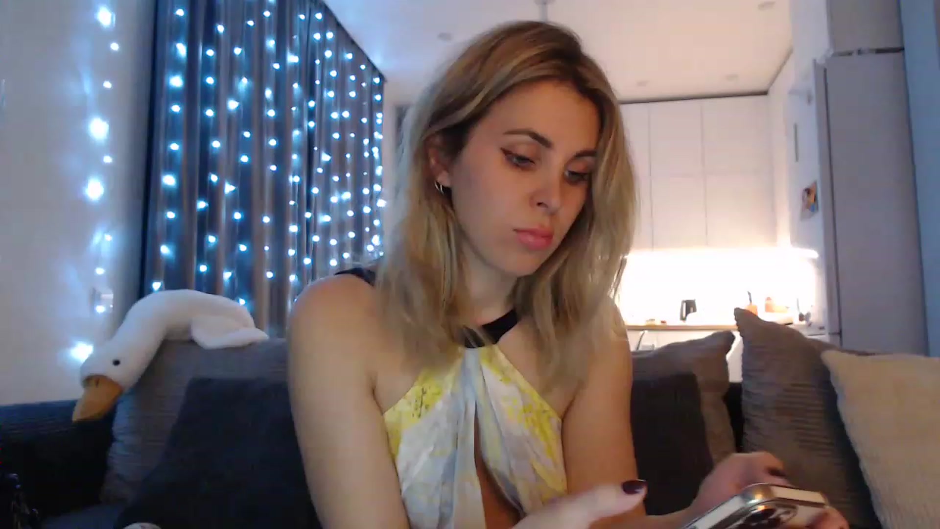 Gallery image thumbnail from Sicille's myfreecams stream on, 05/22/2023, 21:36 image 5 of 20