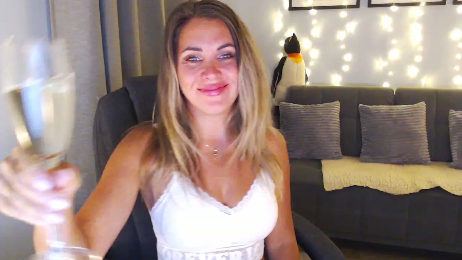 Gallery image thumbnail from Sicille's myfreecams stream on, 02/16/2024, 19:53 image 12 of 20