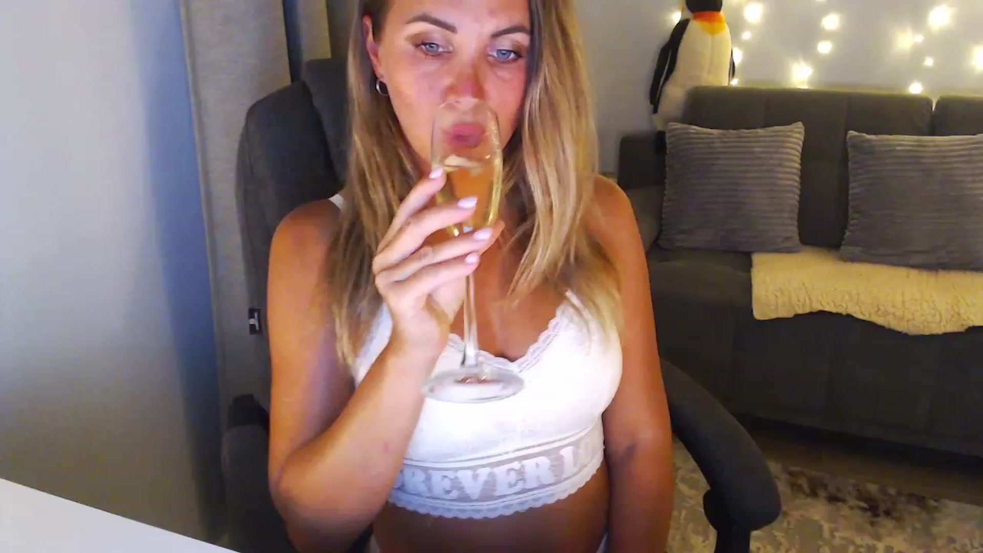 Gallery image thumbnail from Sicille's myfreecams stream on, 02/16/2024, 20:24 image 10 of 20