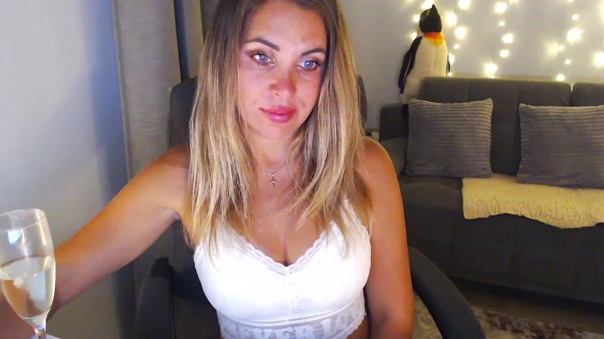 Gallery image thumbnail from Sicille's myfreecams stream on, 02/16/2024, 20:24 image 14 of 20