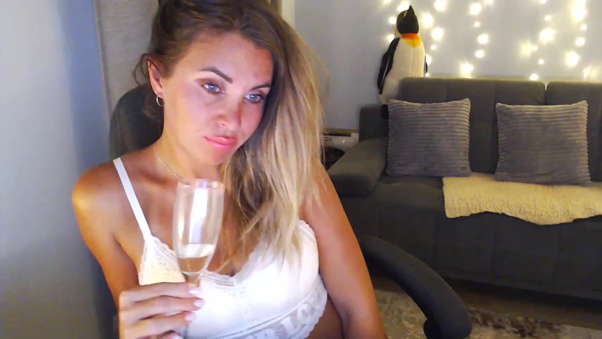Gallery image thumbnail from Sicille's myfreecams stream on, 02/16/2024, 21:45 image 14 of 20