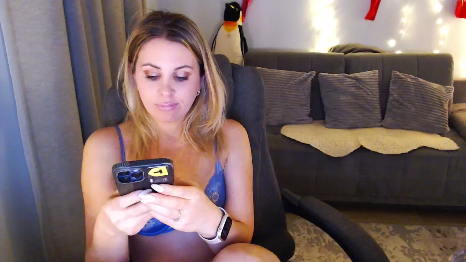 Gallery image thumbnail from Sicille's myfreecams stream on, 12/24/2024, 21:04 image 11 of 20