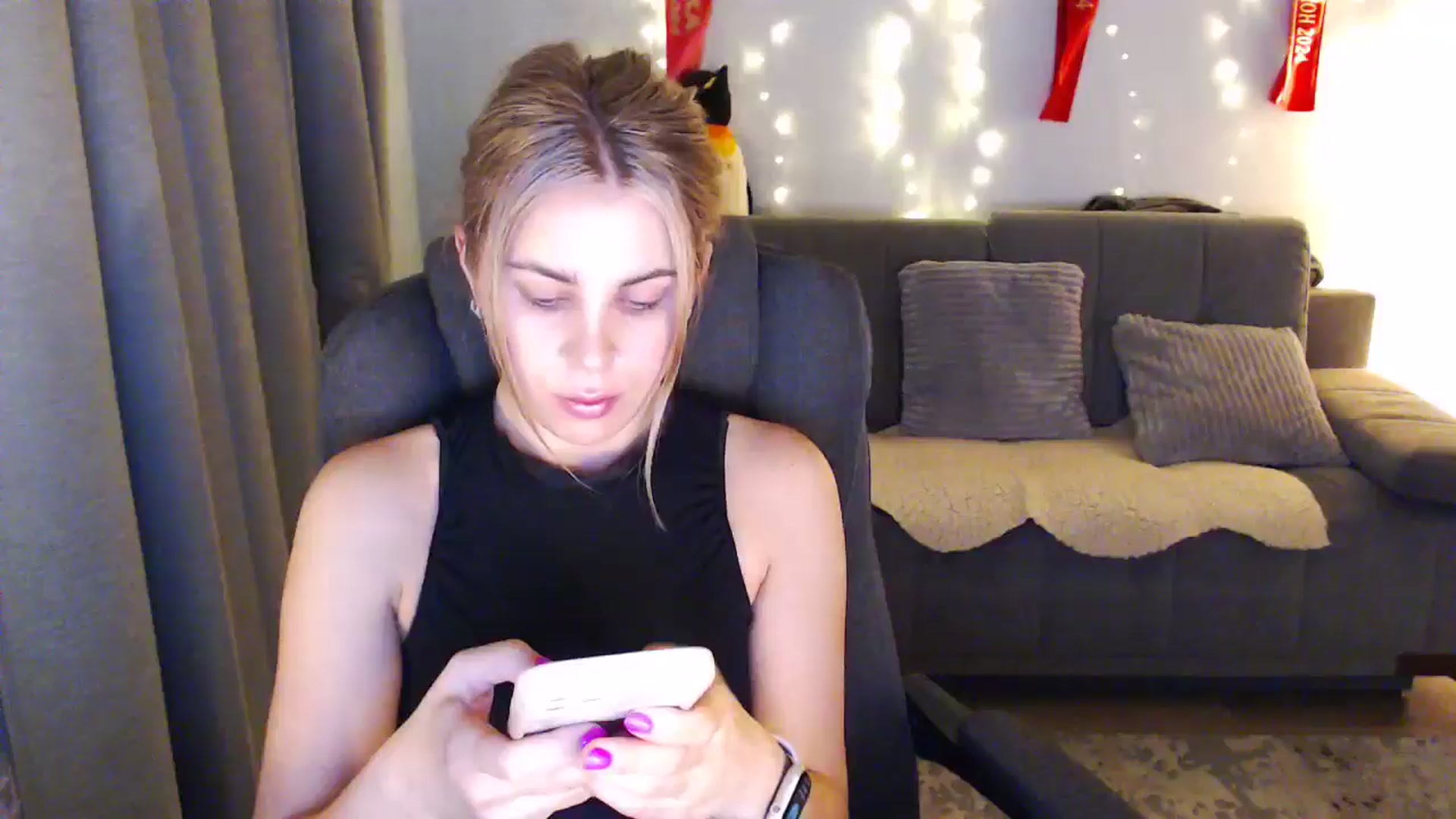 Gallery image thumbnail from Sicille's myfreecams stream on, 04/20/2025, 21:10 image 18 of 20