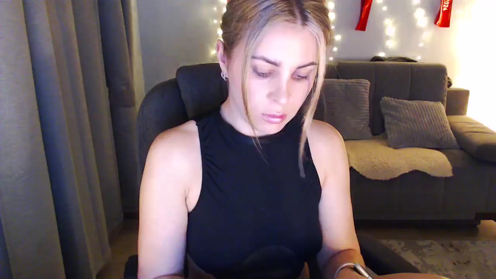 Gallery image thumbnail from Sicille's myfreecams stream on, 04/20/2025, 21:10 image 3 of 20