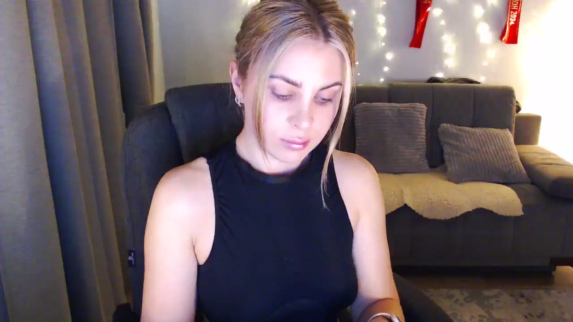 Gallery image thumbnail from Sicille's myfreecams stream on, 04/20/2025, 21:10 image 6 of 20