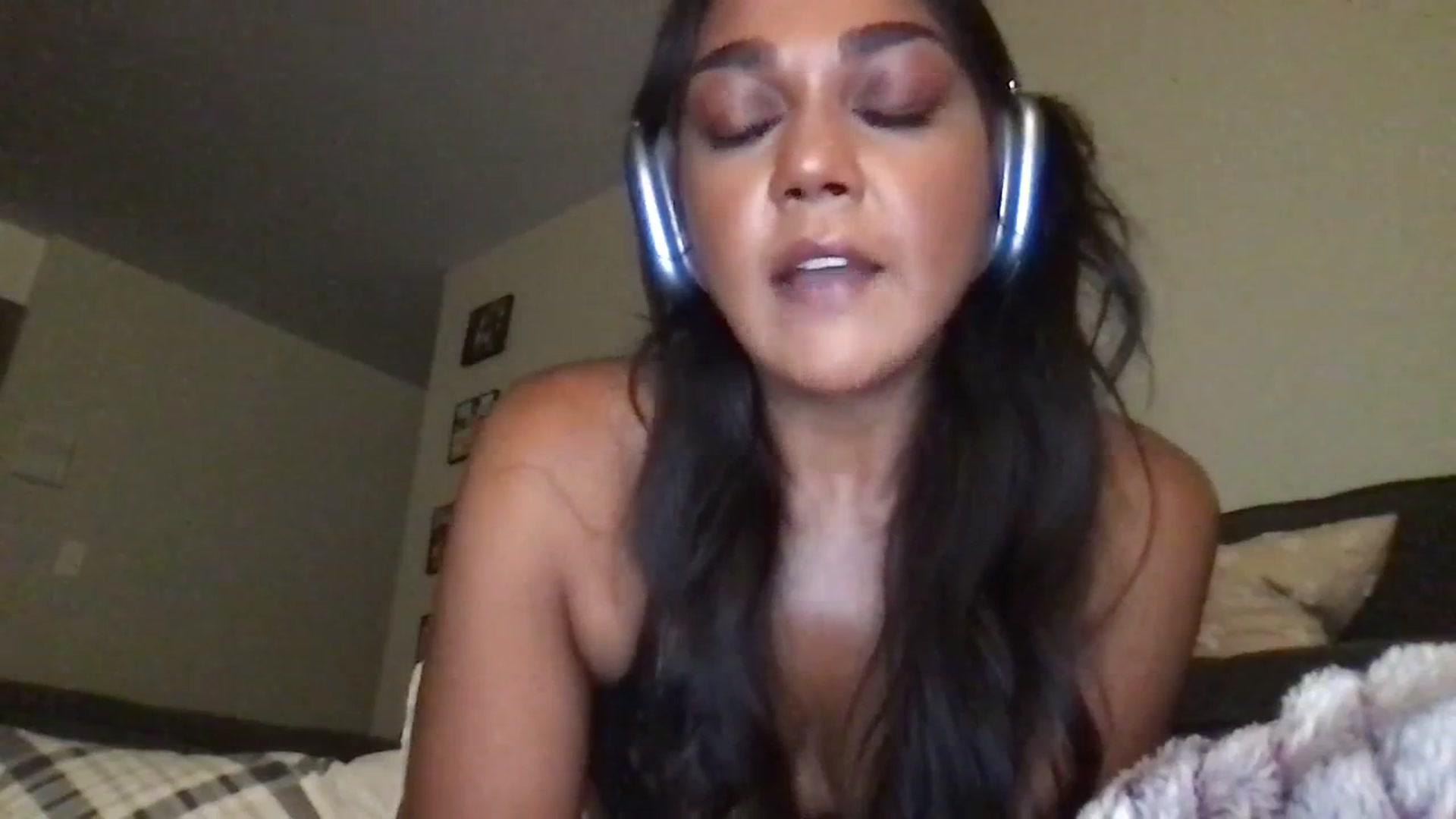 Gallery image thumbnail from SillyGirlXO's myfreecams stream on, 09/12/2023, 05:38 image 13 of 20