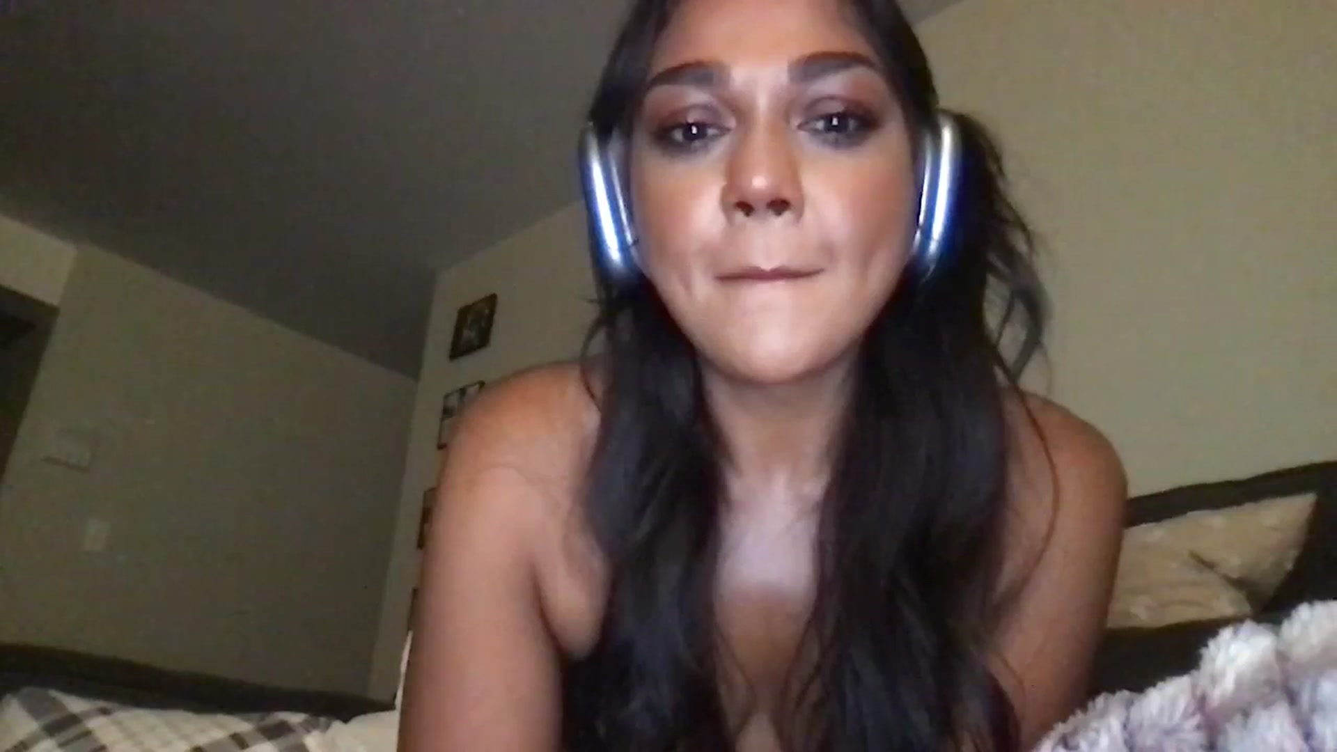 Gallery image thumbnail from SillyGirlXO's myfreecams stream on, 09/12/2023, 05:38 image 12 of 20