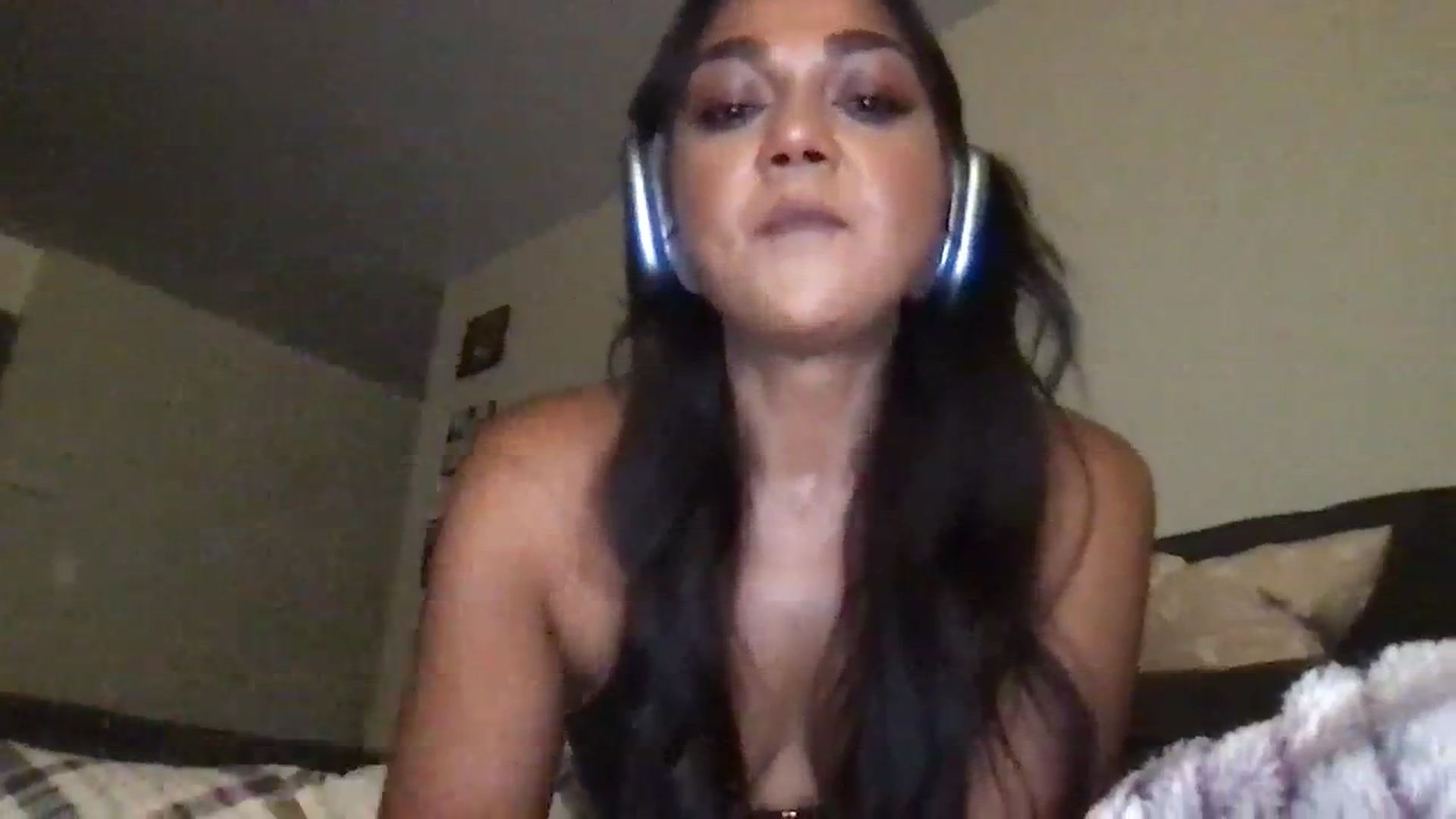 Gallery image thumbnail from SillyGirlXO's myfreecams stream on, 09/12/2023, 05:38 image 11 of 20