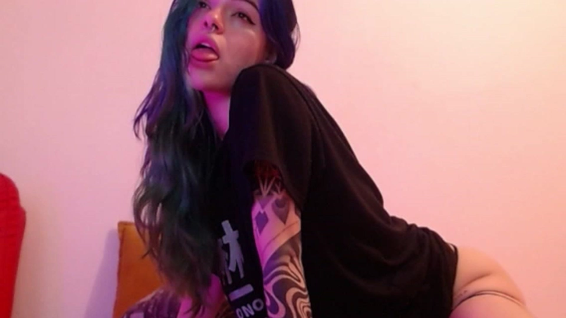 Gallery image thumbnail from SilverHase2's myfreecams stream on, 06/08/2023, 01:29 image 6 of 20