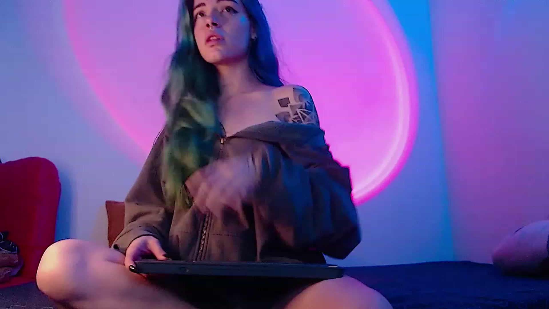 Gallery image thumbnail from SilverHase2's myfreecams stream on, 07/17/2023, 03:04 image 10 of 20