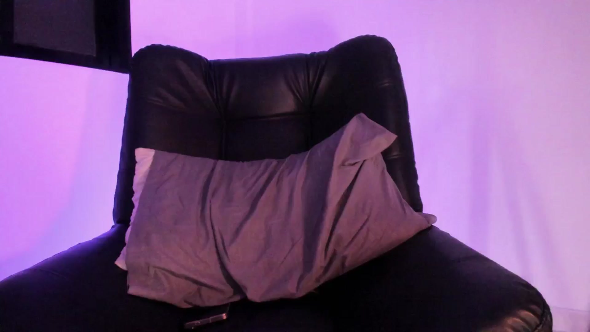 Gallery image thumbnail from SilverHase2's myfreecams stream on, 10/19/2024, 08:45 image 1 of 20