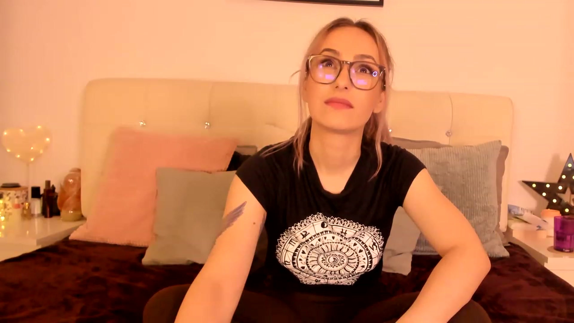 Gallery image thumbnail from Simi__'s myfreecams stream on, 12/18/2022, 18:18 image 17 of 20