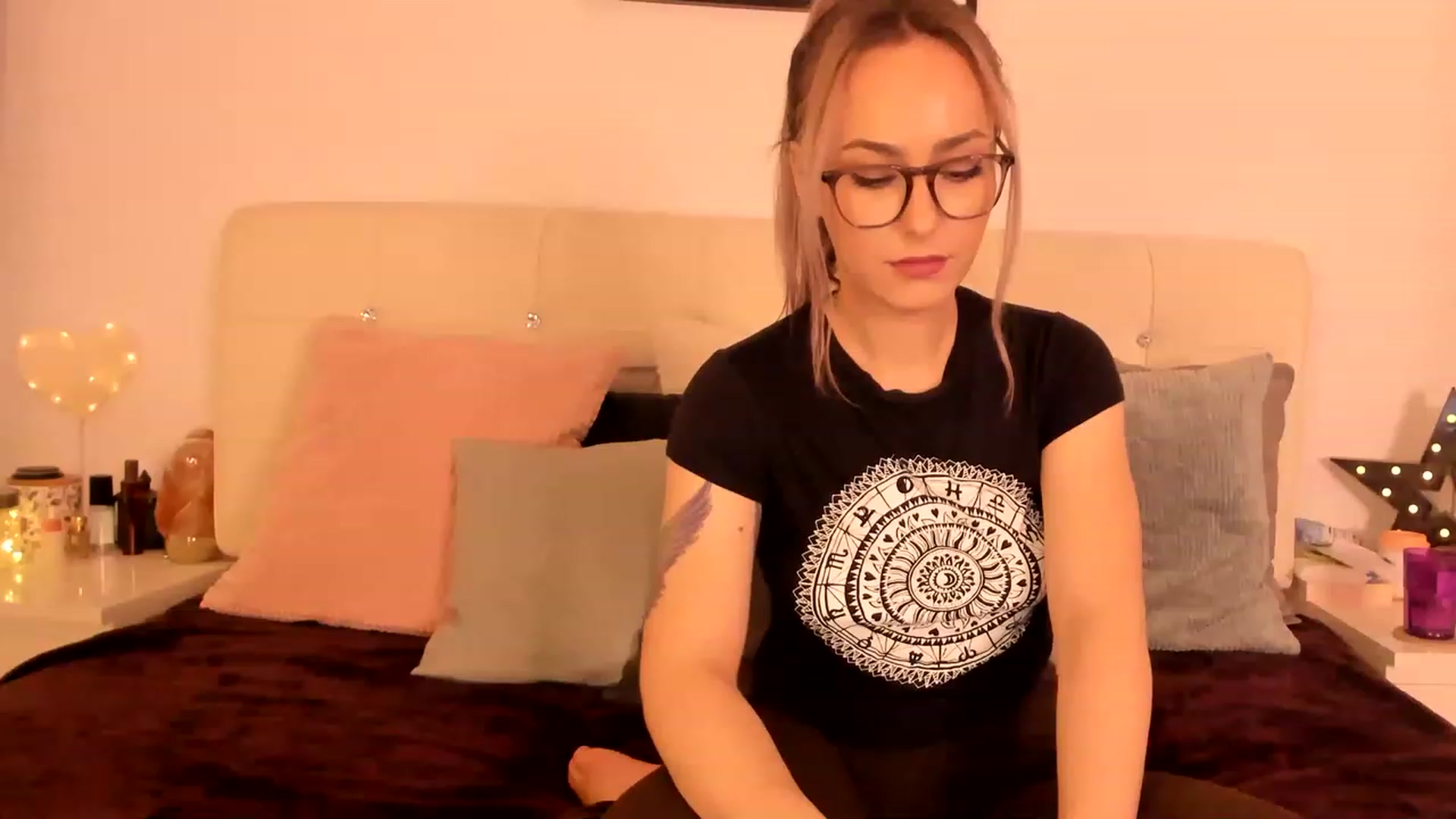 Gallery image thumbnail from Simi__'s myfreecams stream on, 12/18/2022, 18:18 image 5 of 20