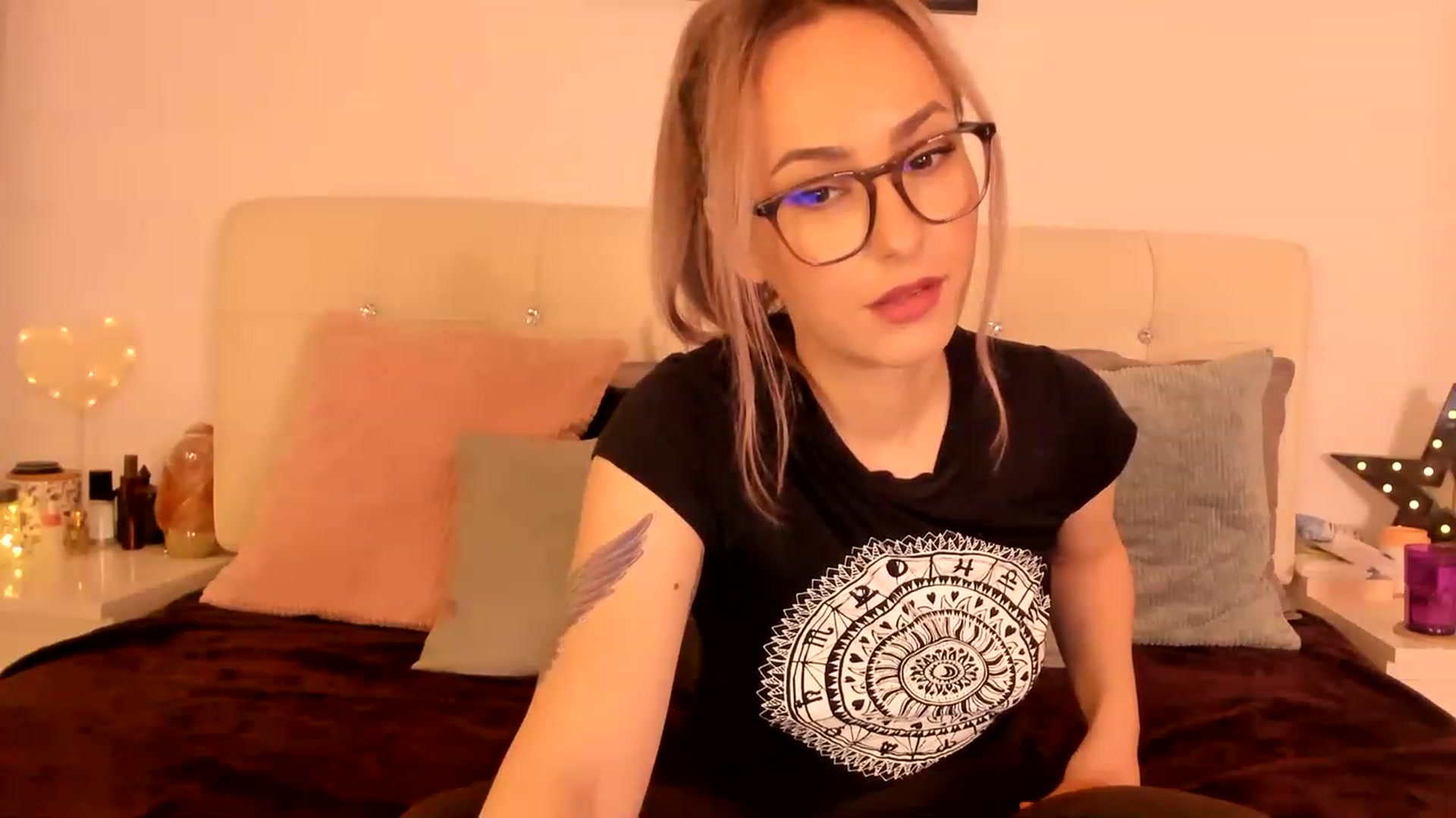Gallery image thumbnail from Simi__'s myfreecams stream on, 12/18/2022, 18:18 image 4 of 20