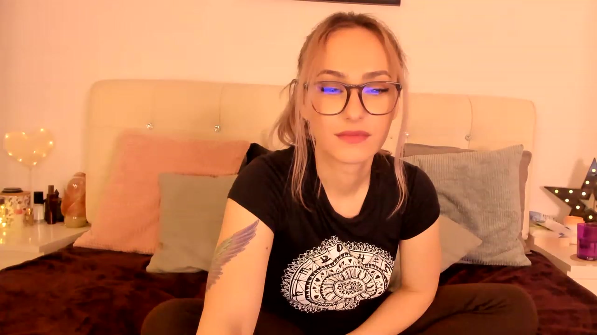 Gallery image thumbnail from Simi__'s myfreecams stream on, 12/18/2022, 18:18 image 20 of 20