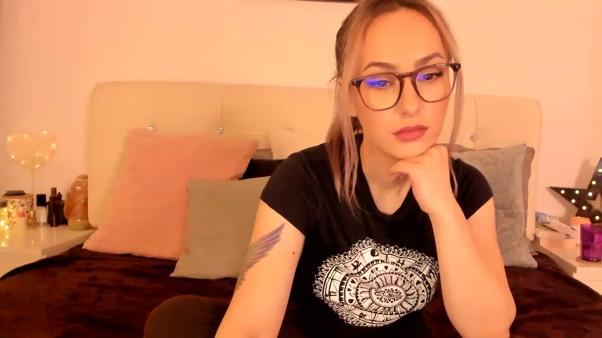 Gallery image thumbnail from Simi__'s myfreecams stream on, 12/18/2022, 18:18 image 2 of 20