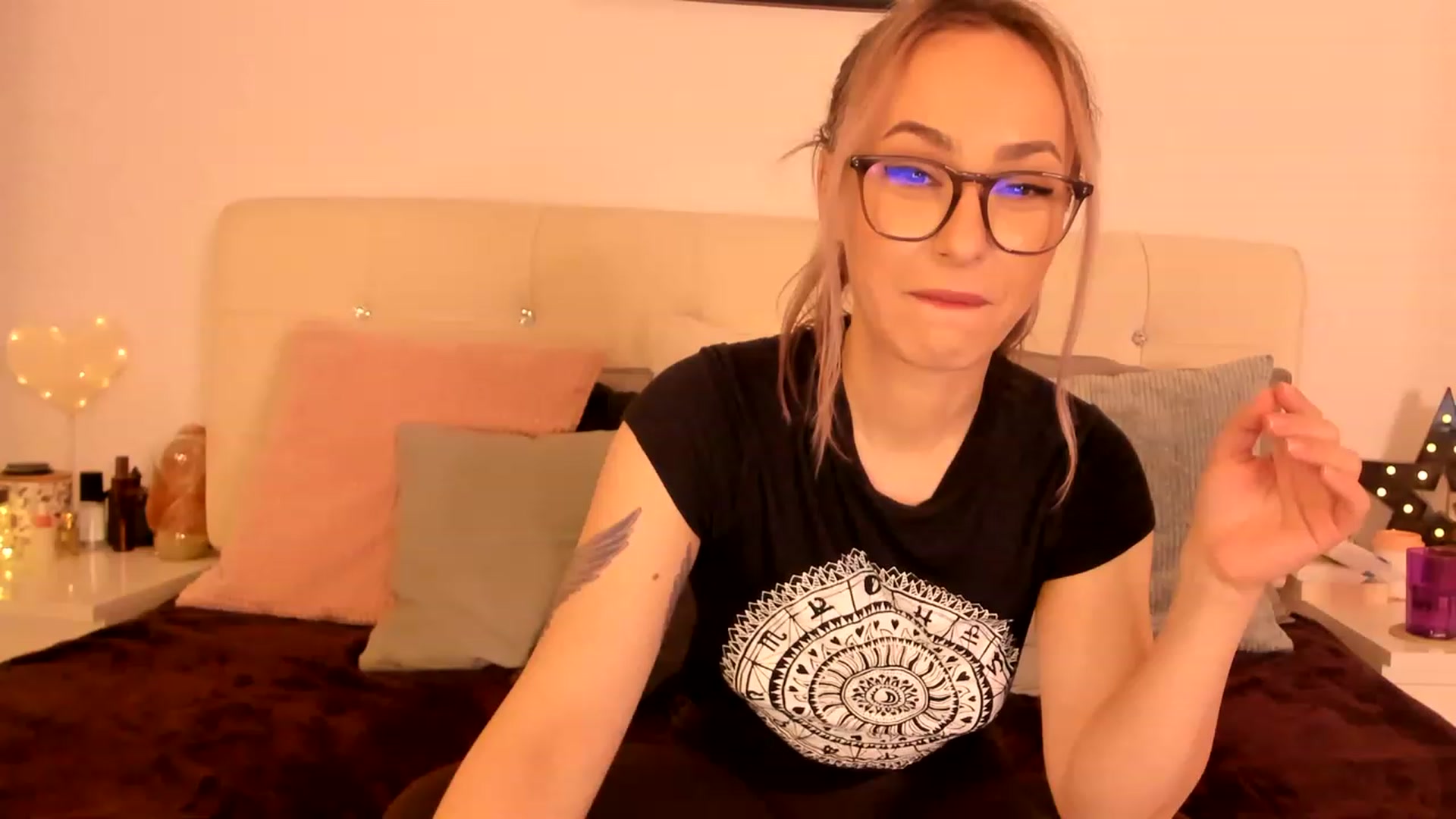 Gallery image thumbnail from Simi__'s myfreecams stream on, 12/18/2022, 18:18 image 18 of 20